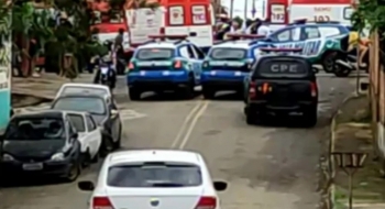 Homem é morto com tiro na cabeça ao tentar socorrer feridos em acidente, diz PM